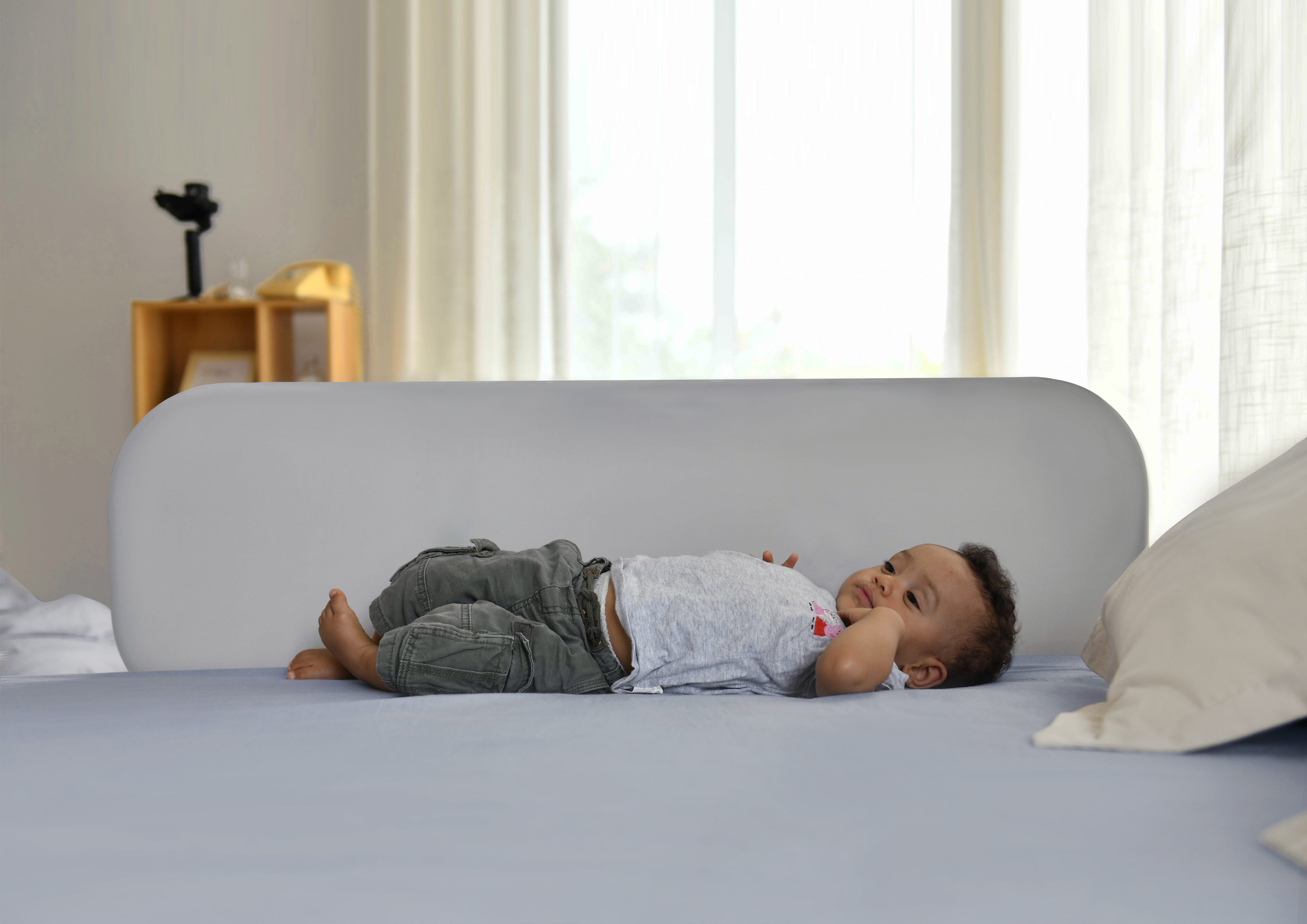 Portable children bed guardrail