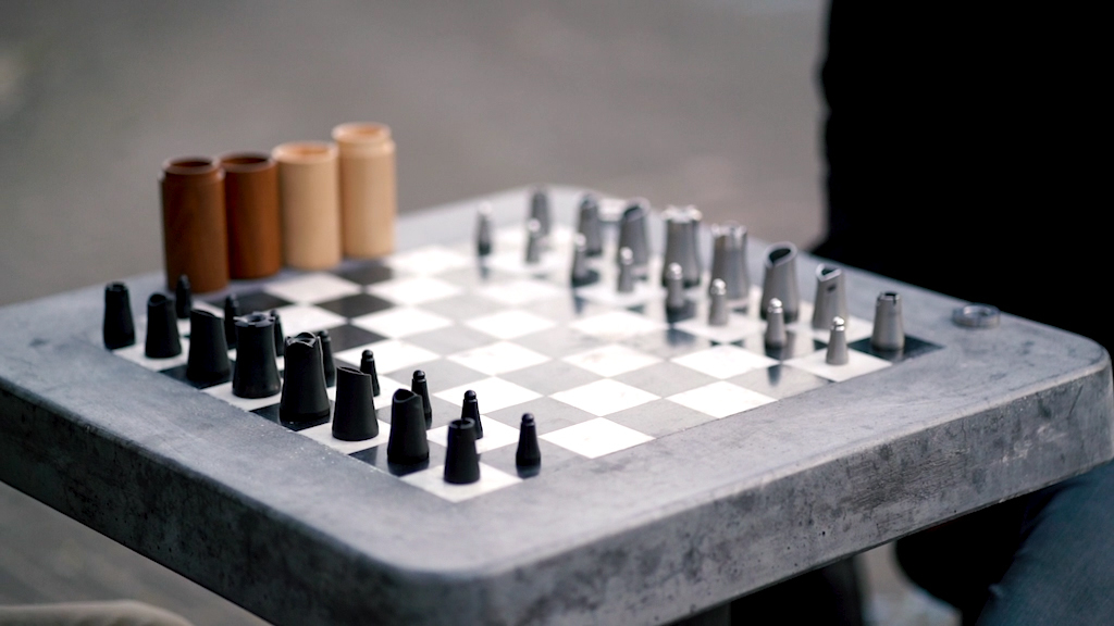 CrownesChess: Compact, portable nesting chess set